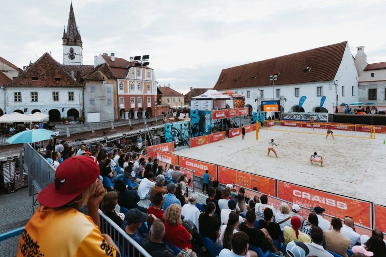 7.07.2026❤️🤍🐾🏐 Prima zi de Sibiu Sands U18 a adus spectacol în Piața Mică!